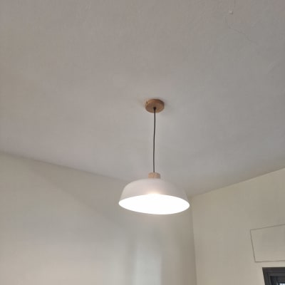 מנורה תלויה מהתקרה עם כבל חשמל שחור