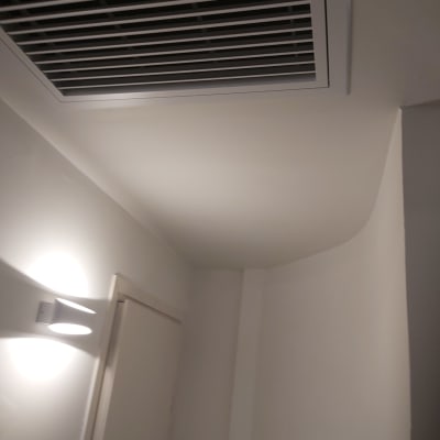 תקרת גבס עם פתח אוורור מרובע