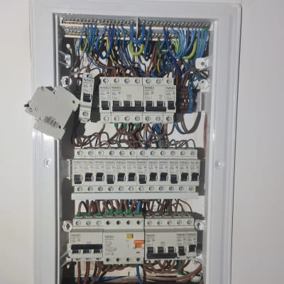 לוח חשמל עם מפסקים וחוטים צבעוניים