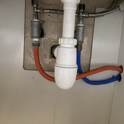 צינורות מים חמים וקרים מתחת לכיור