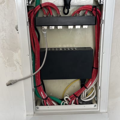 לוח חשמל עם כבלים אדומים ושקעי חשמל