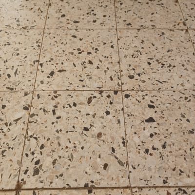 רצפת טרצו עם אריחים מרובעים