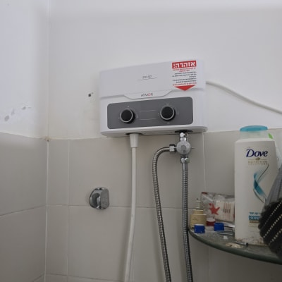 דוד חשמלי מותקן על קיר בחדר אמבטיה