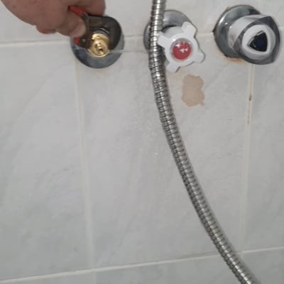תיקון והחלפת מנגנון ברז בקיר מקלחת באמצעות מפתח צינורות
