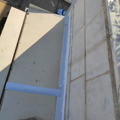 איטום גג עם סרט דבק ואיטום לבן