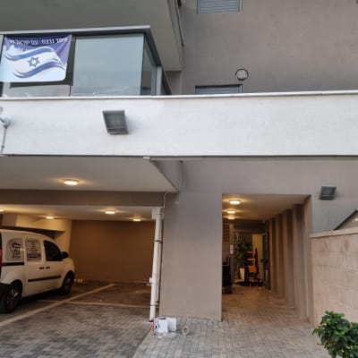 שתי מצלמות אבטחה מותקנות על קיר חיצוני של בניין