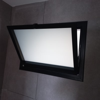 חלון אלומיניום פתוח עם מסגרת שחורה