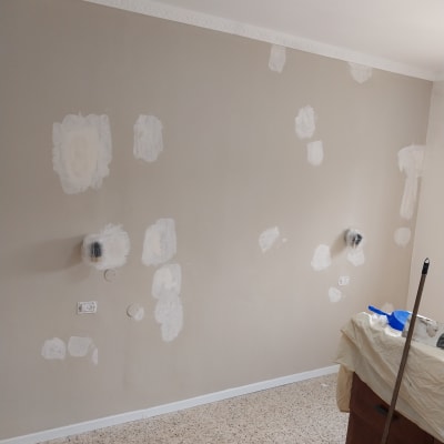 קיר עם תיקוני שפכטל לפני צביעה