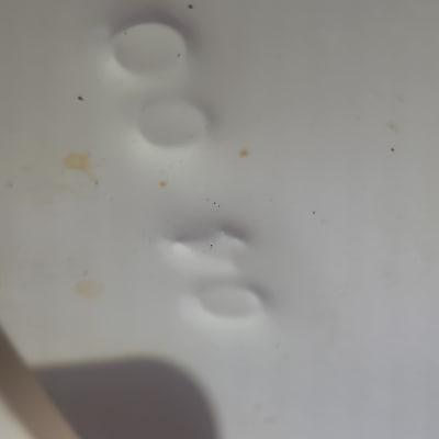 משטח לבן עם שקעים קטנים וכתמים