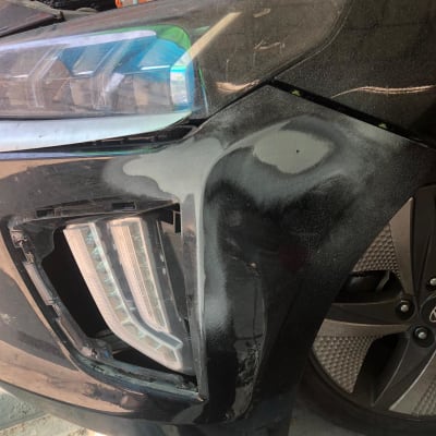 פגוש רכב שחור עם שריטות ונזק קל