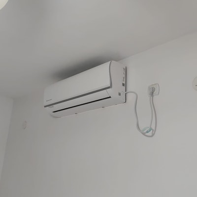 מזגן מותקן על קיר לבן בחדר