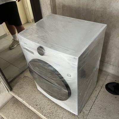מכונת כביסה עטופה בניילון על מדרגות