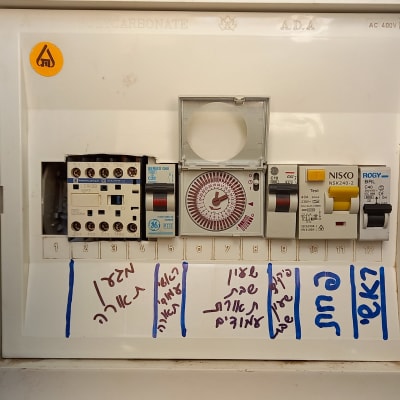 לוח חשמל עם מפסקים ומתגים שונים