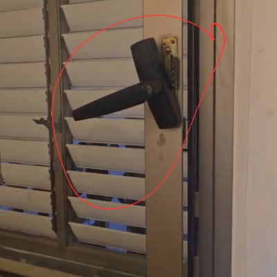 חלון פתוח עם ידית שבורה