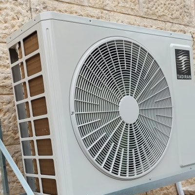 יחידת מיזוג אוויר מותקנת על קיר חיצוני