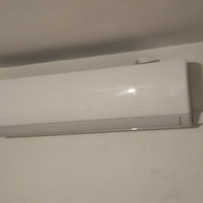 מזגן מותקן על קיר בחדר