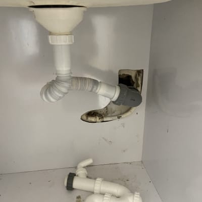 צינורות פלסטיק מתחת לכיור עם חיבורים