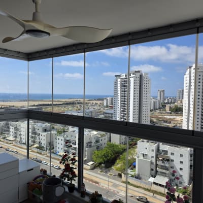 נוף עירוני עם בניינים גבוהים וחלון פנורמי