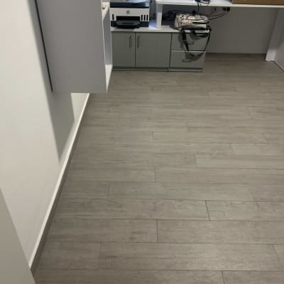 חדר עם רצפת עץ, מדפים ומדפסת