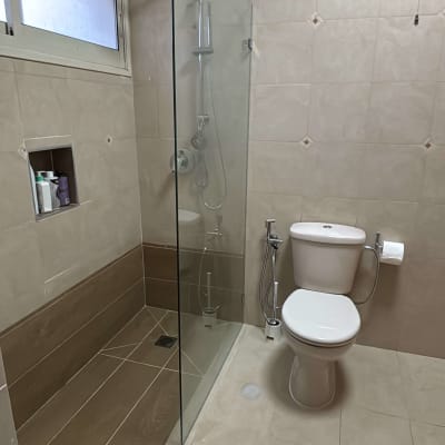 חדר אמבטיה משופץ עם מקלחון ושירותים