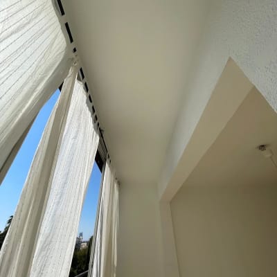 קיר ותקרה צבועים בלבן עם תאורה טבעית