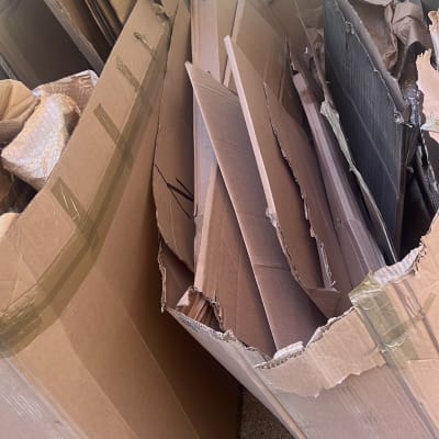 קרטונים משומשים לערימה, קשורים בסרט דבק