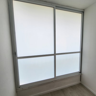 חלון עם מסגרת אלומיניום ולוחות זכוכית חלבית