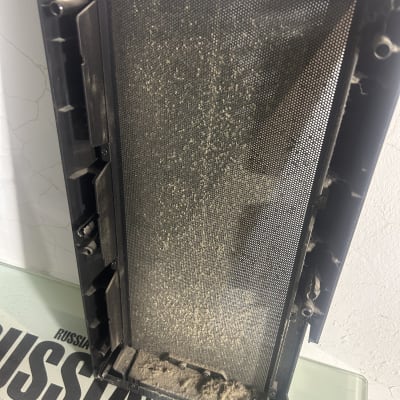 מסנן מחשב מלוכלך עם אבק ולכלוך