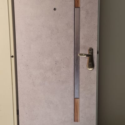 דלת מצופה עם ידית מתכת ועיצוב עץ