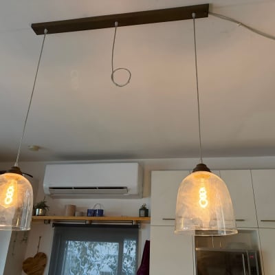 שני מנורות תלויות עם נורות דולקות במטבח