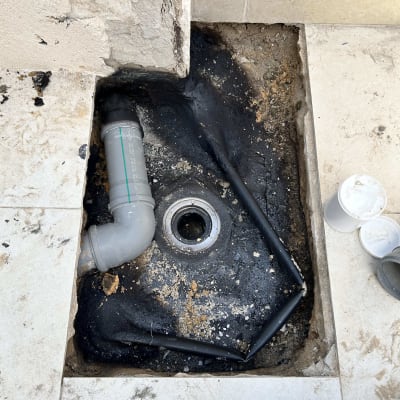 צינור ביוב אפור עם חיבורי פלסטיק