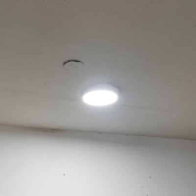 תאורה עגולה מותקנת בתקרה לבנה