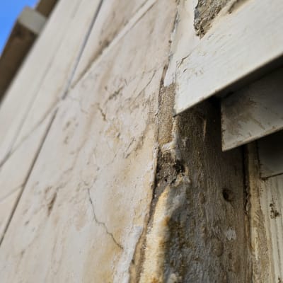 סדקים ונזקי רטיבות בקיר חיצוני