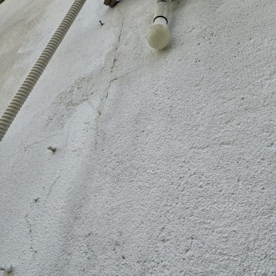 קיר עם סדק, צינור ומנורה