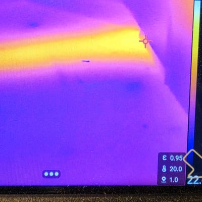 תצוגת מצלמה תרמית עם צבעים חמים וקרים