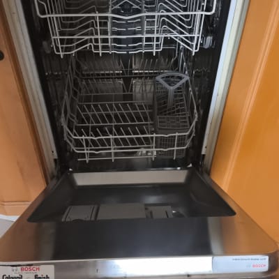 מדיח כלים פתוח עם מדפים ריקים ומחוון בוש