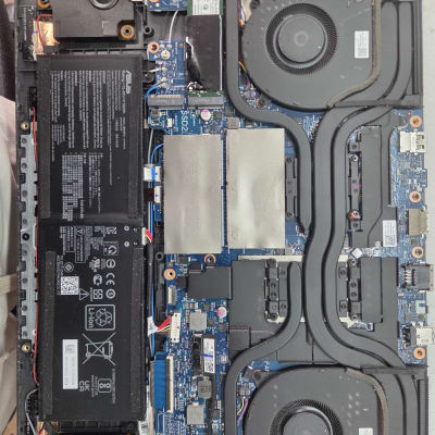 פנים של מחשב נייד עם רכיבים אלקטרוניים ומאווררים