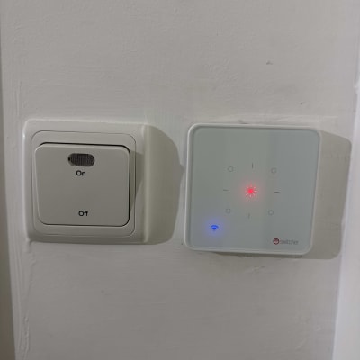 מתגי חשמל חכמים על קיר לבן