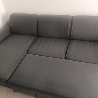 ספה אפורה נקייה בחדר מגורים