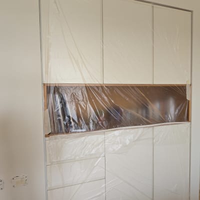 ארון מכוסה בניילון לקראת צביעה