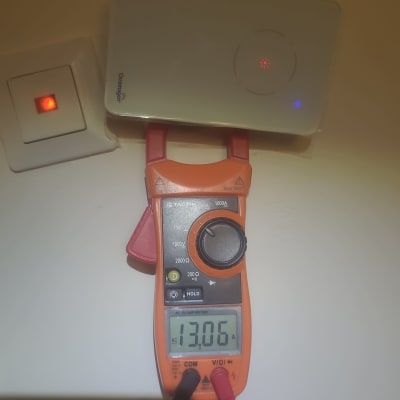 מד מתח מחובר למכשיר על הקיר עם תצוגת זרם חשמלי