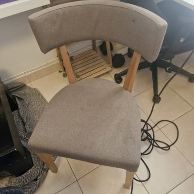 כיסא מרופד עם כתמים על הרצפה