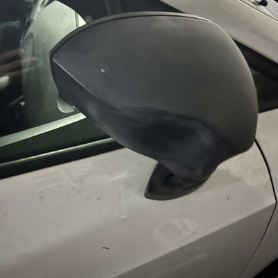 מראה צד של רכב עם לכלוך קל על הדלת