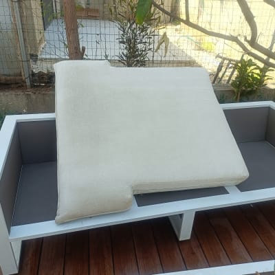 כרית ספה על מסגרת עץ בחצר