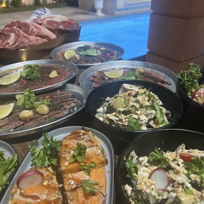 מנות אוכל מעוצבות ליד בריכה