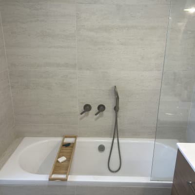 אמבטיה עם ברזים ומגש עץ