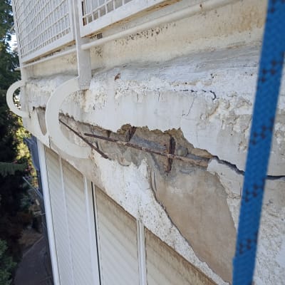 קיר עם סדקים וחלודה, זקוק לאיטום