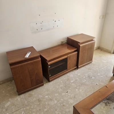 רהיטים מעץ על רצפה בחדר ריק