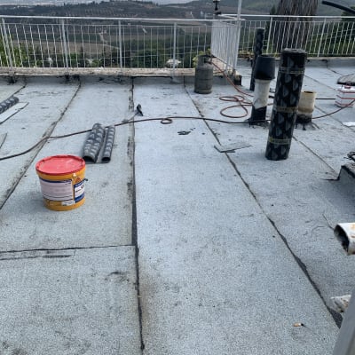 גג עם יריעות איטום, דלי וחומרי איטום נוספים