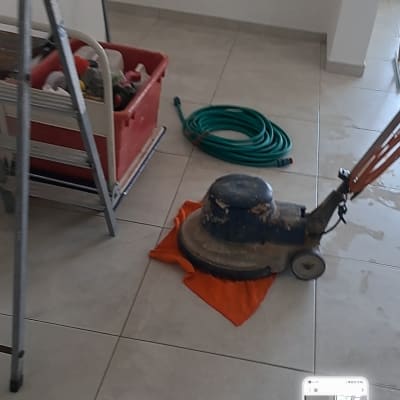 מכונת ניקוי על רצפה עם סולם וצינור
